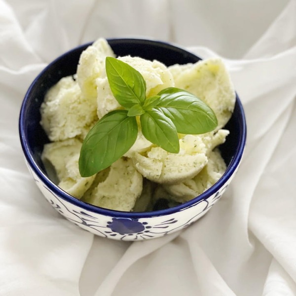 Helado de albahaca fácil y cremoso.